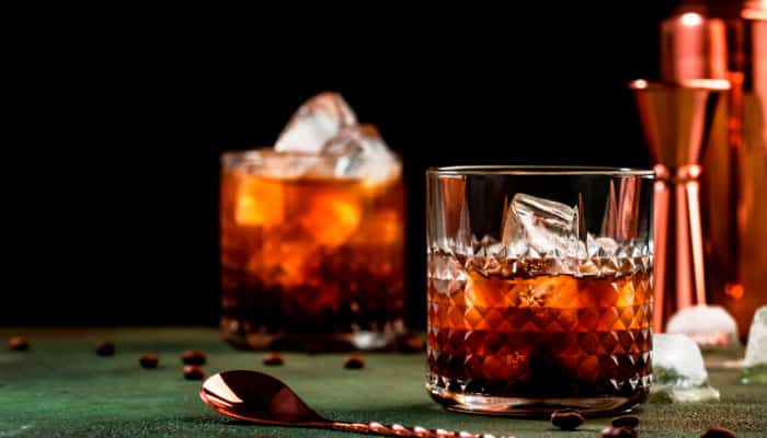 Leia mais sobre o artigo Black Russian Receita do Drink Original. Você sabe Por que ele leva este Nome?