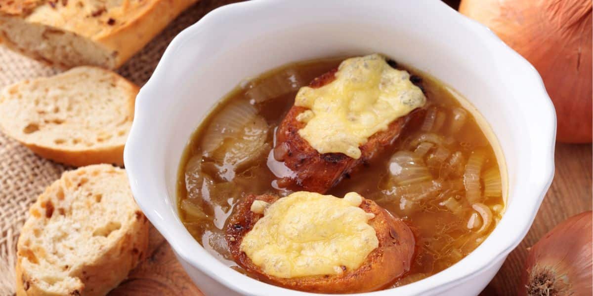 Leia mais sobre o artigo Sopa de cebola cremosa simples deliciosa e fácil de preparar