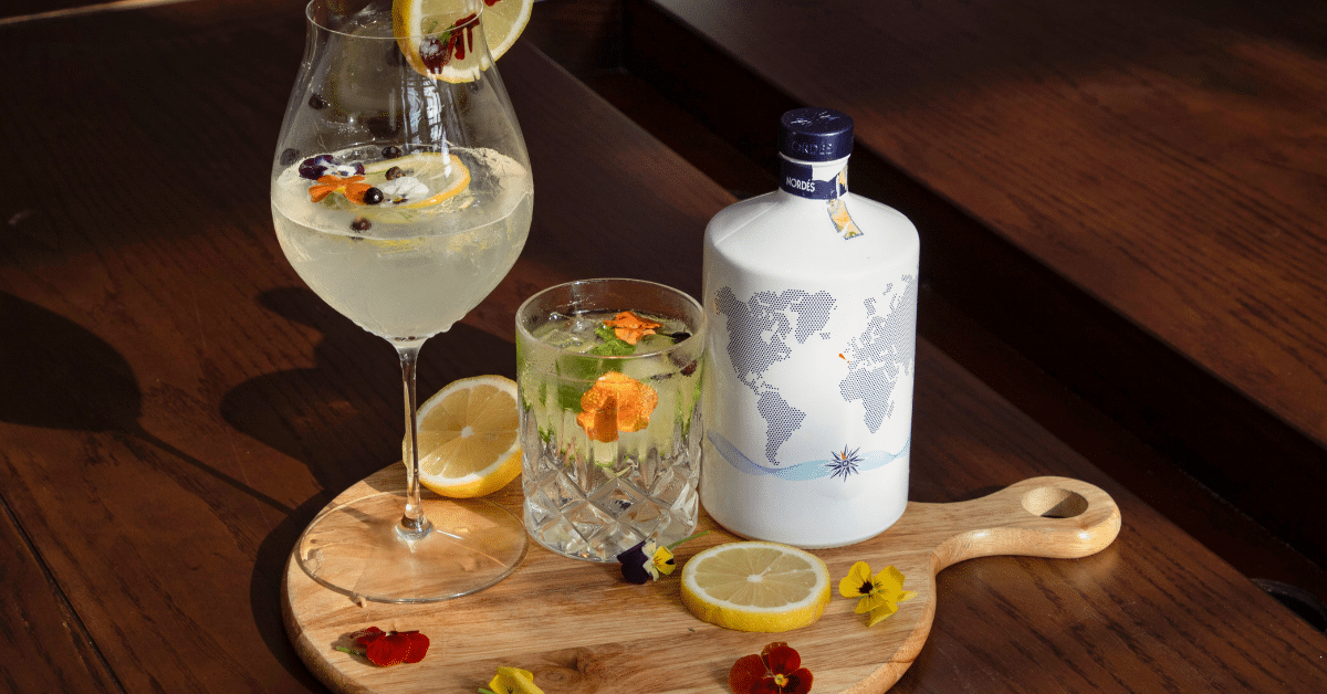 Quais são algumas combinações de especiarias populares em receitas clássicas de gin