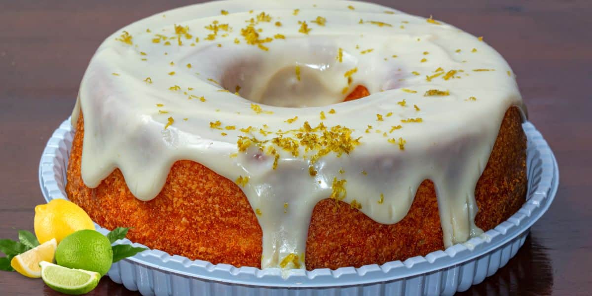 Leia mais sobre o artigo Receita de bolo de limão fofo e saboroso que é sucesso absoluto em qualquer ocasião