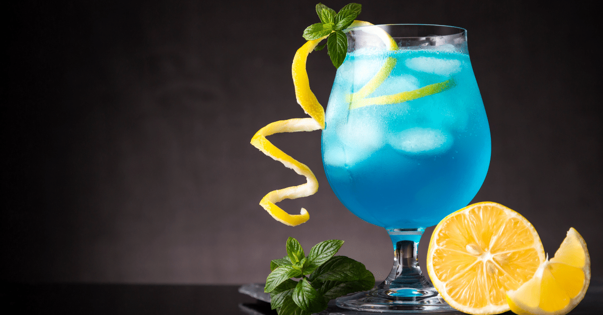 Explore o fascinante Blue Lagoon: um drink azul deslumbrante! Descubra a receita, variações e curiosidades deste coquetel icônico.