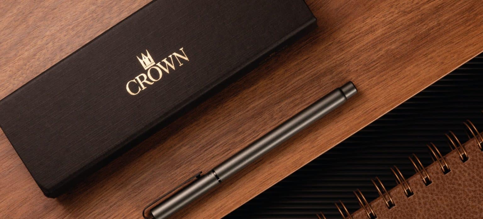 Desde 1984, a Canetas Crown se destaca no mercado brasileiro como sinônimo de qualidade, elegância e inovação no universo dos instrumentos de escrita